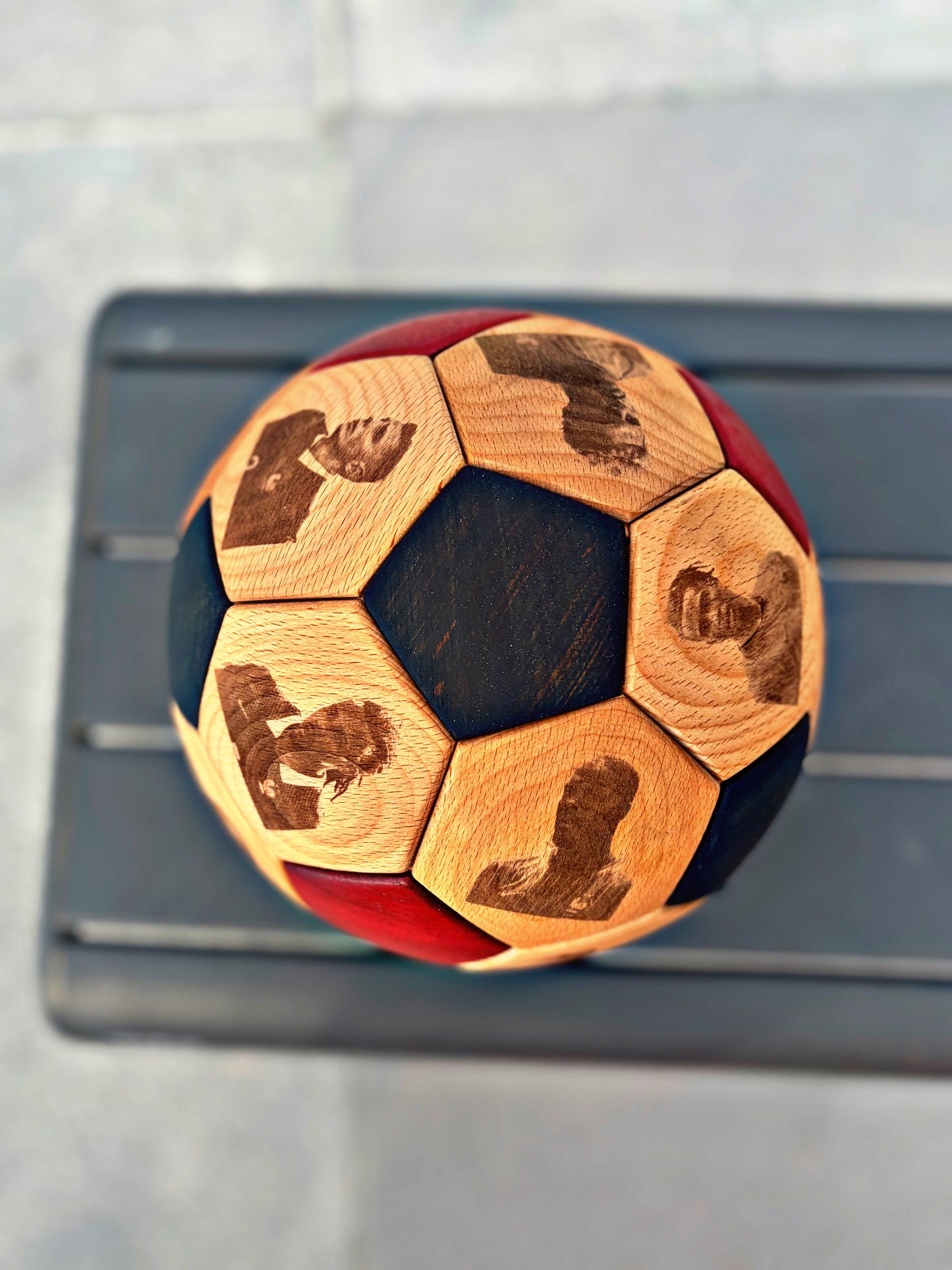Ballon de foot en bois