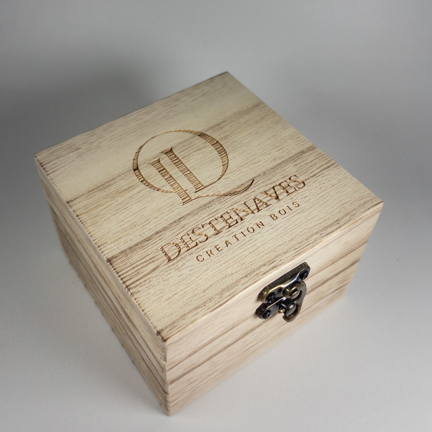 Montre en noyer et sa boite