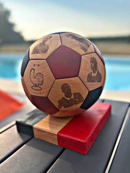 Ballon de foot en bois