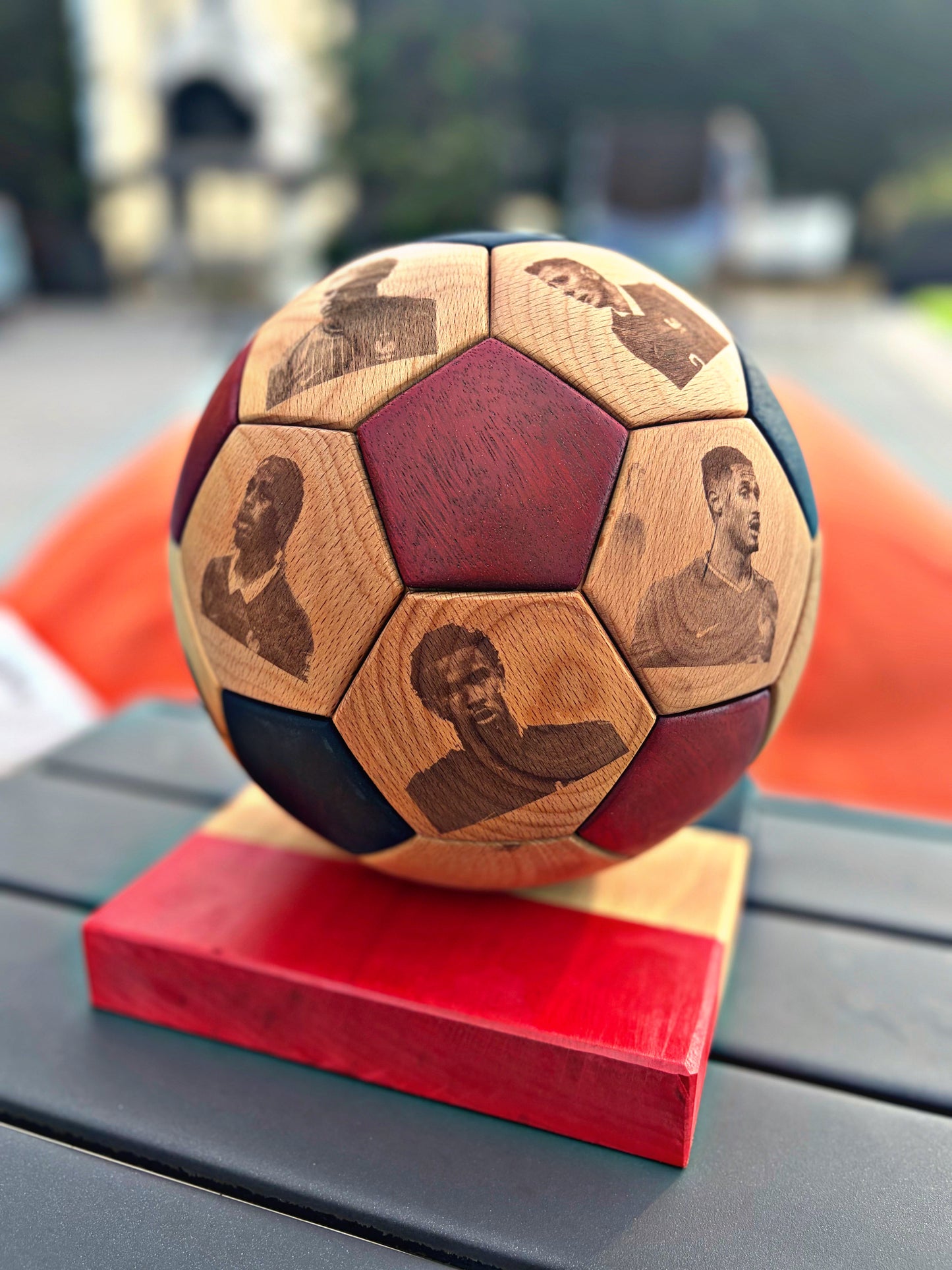 Ballon de foot en bois
