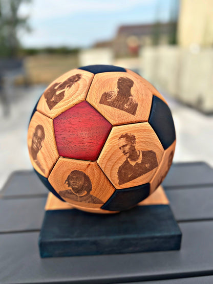 Ballon de foot en bois