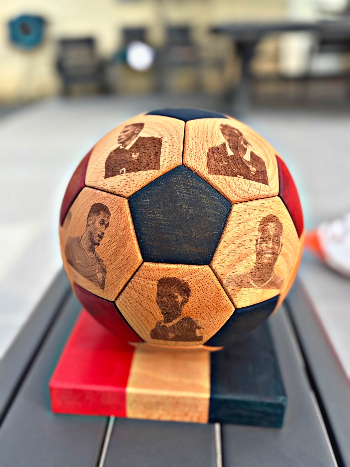 Ballon de foot en bois