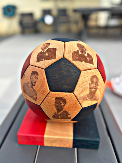 Ballon de foot en bois
