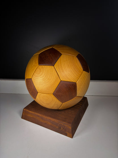 Ballon de foot en bois