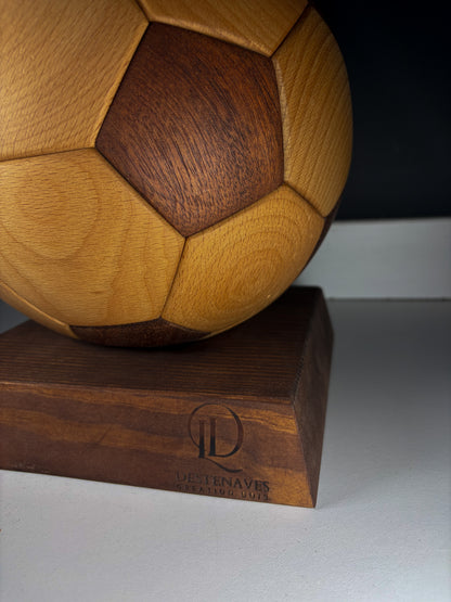 Ballon de foot en bois