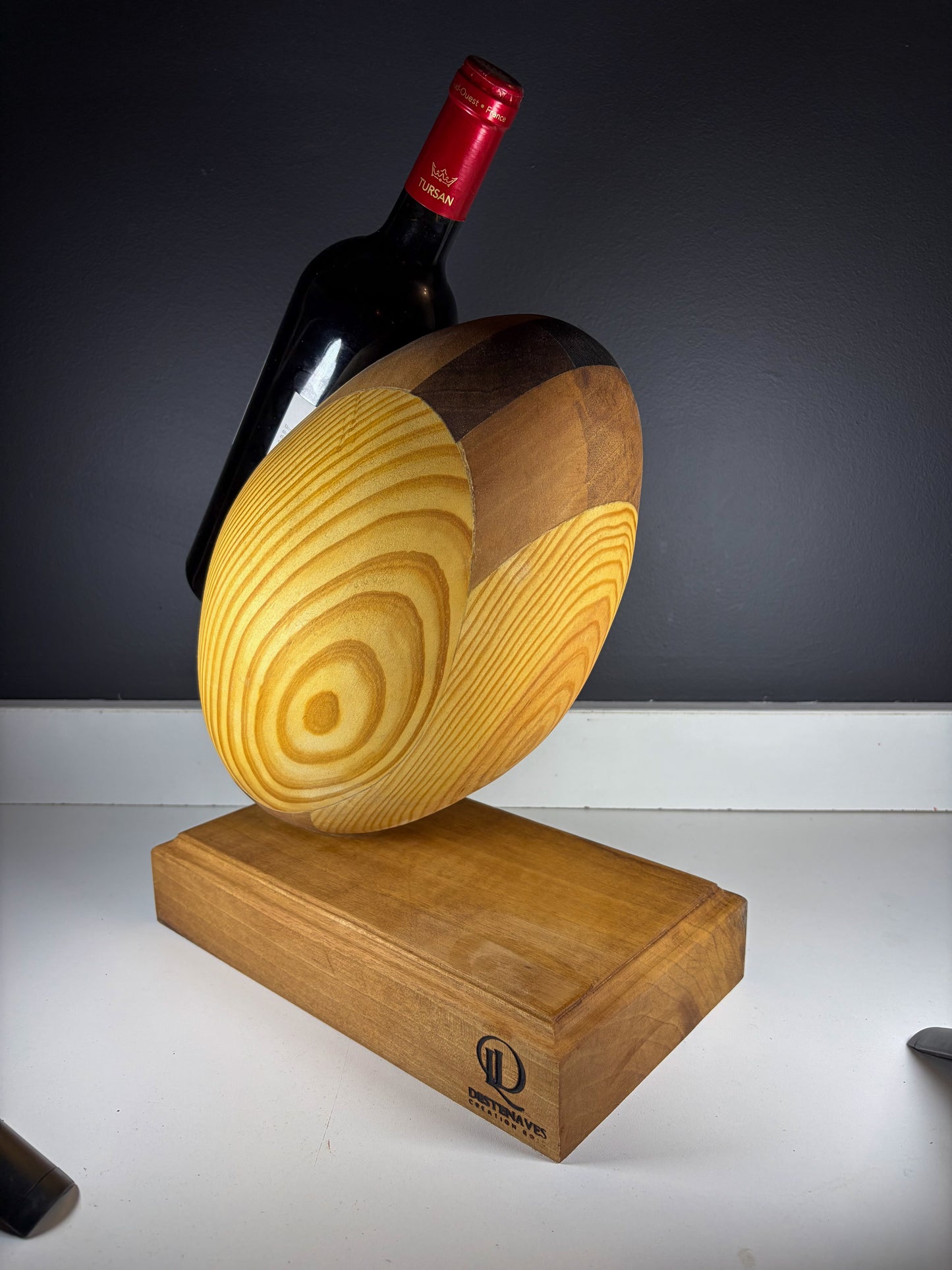 Ballon de rugby porte bouteille de vin