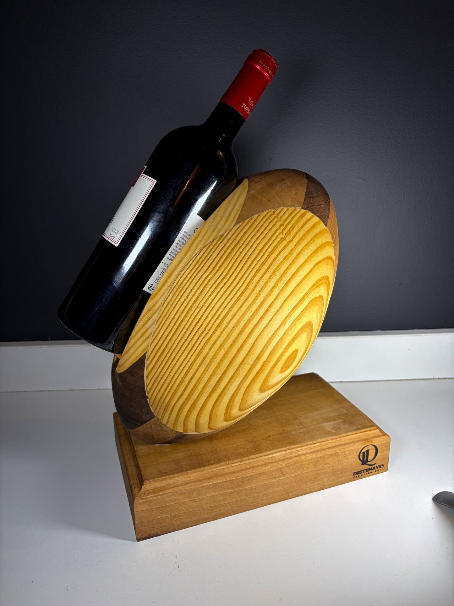 Ballon de rugby porte bouteille de vin